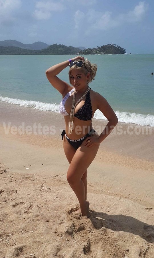 Jackie Castañeda – Vedette peruana en la playa