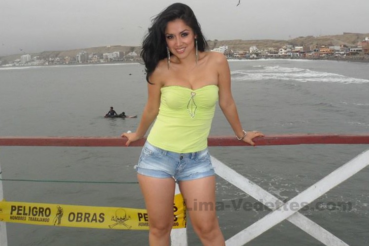 Katty Jara – Posando en el muelle de Huanchaco – Trujillo