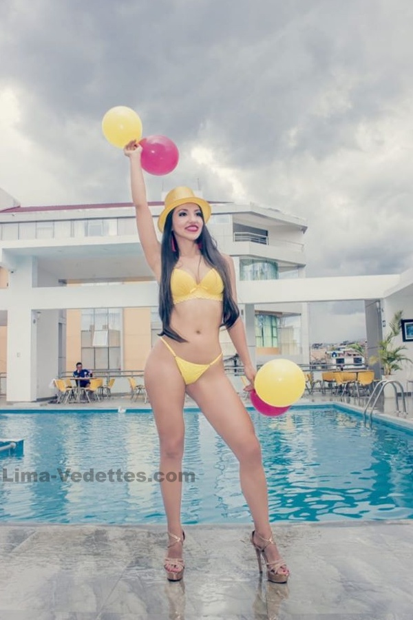Karlizz Rengifo con bikini en la piscina